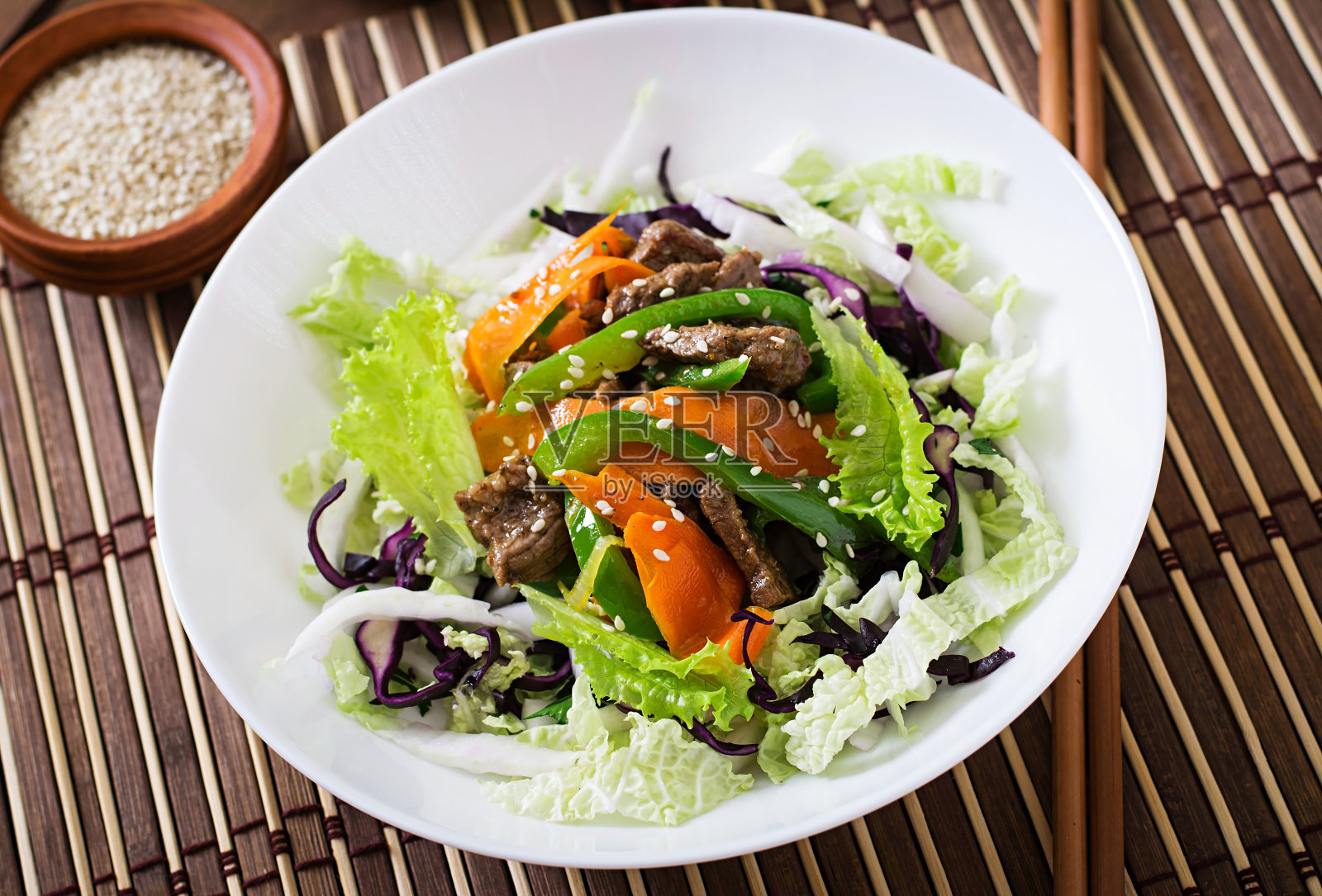 新鲜的牛肉和蔬菜沙拉照片摄影图片