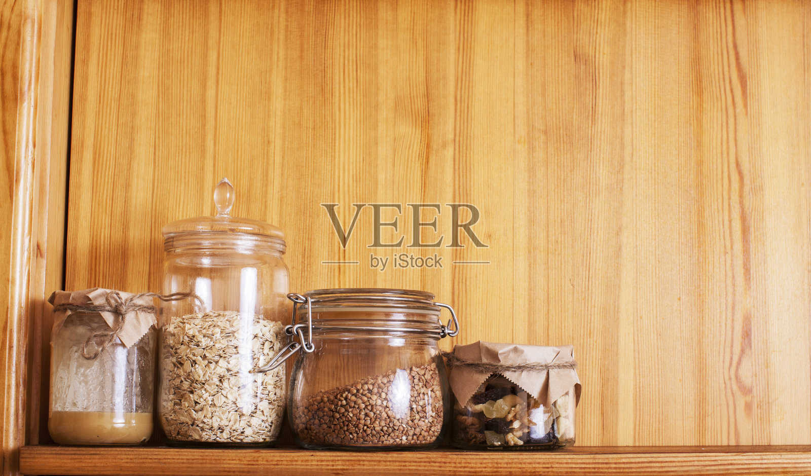 真正舒适的木制厨房与早餐配料近距离照片摄影图片