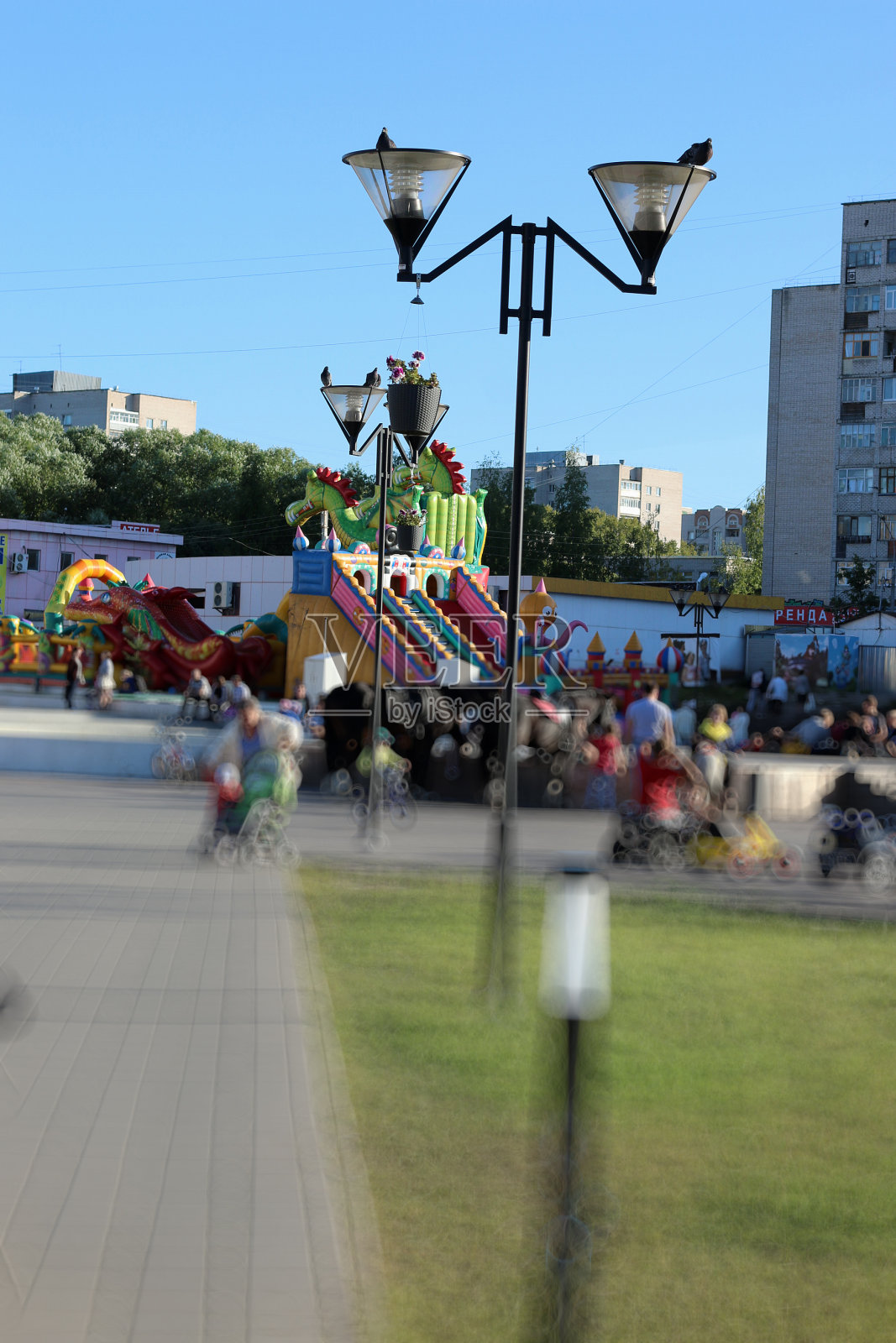 儿童公园灯柱照片摄影图片