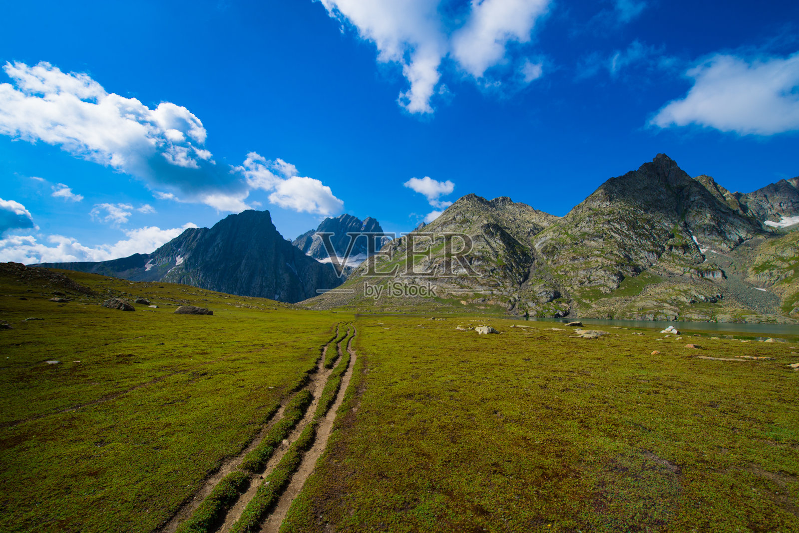 通往山区的徒步小径照片摄影图片