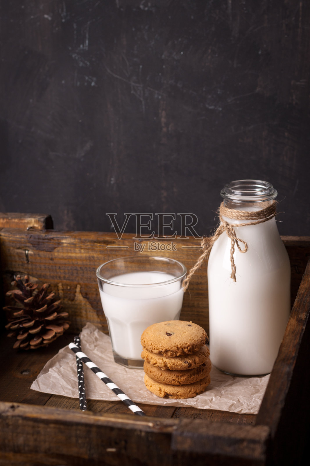 一杯牛奶和巧克力饼干照片摄影图片