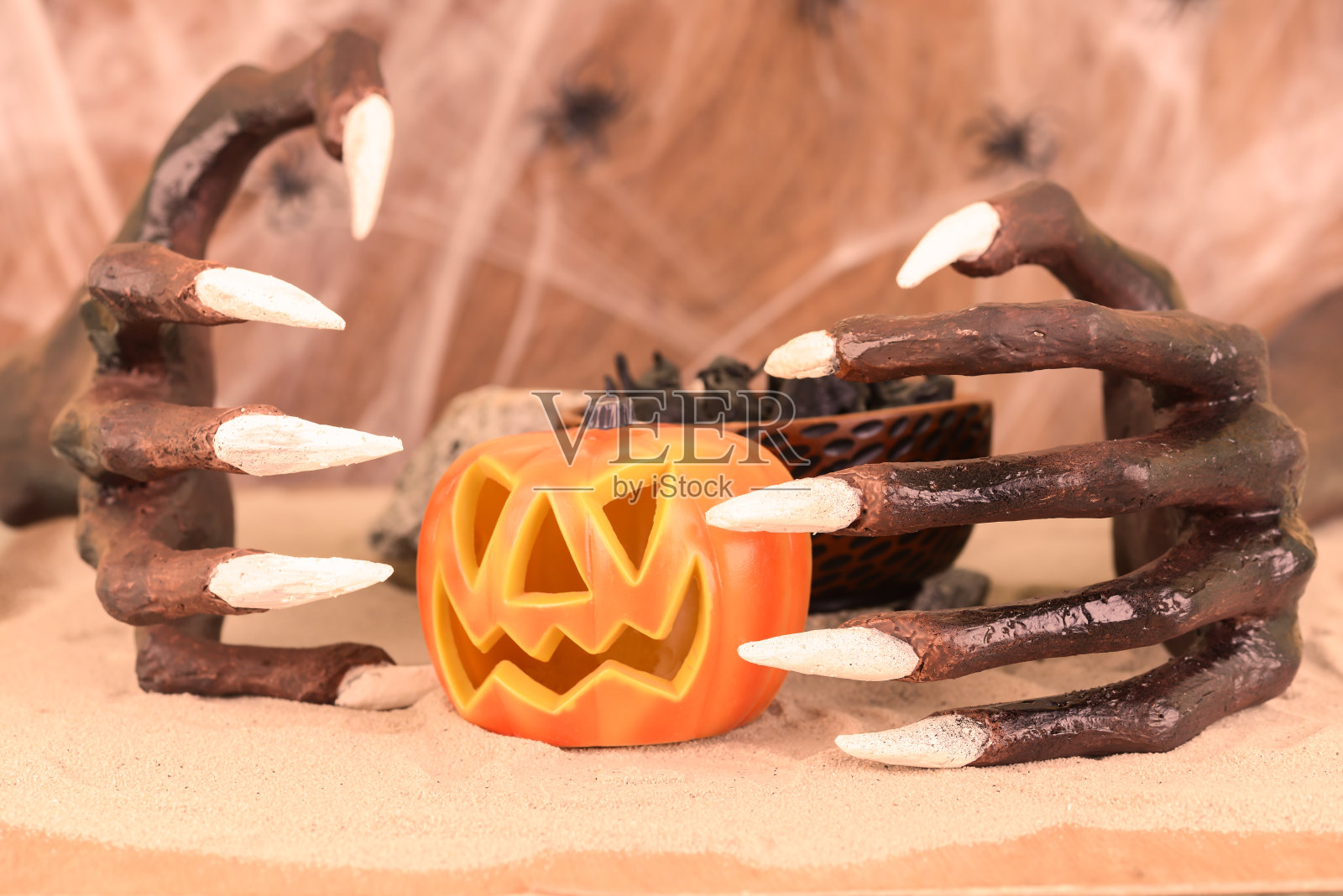 万圣节女巫的手和南瓜灯的杰克照片摄影图片