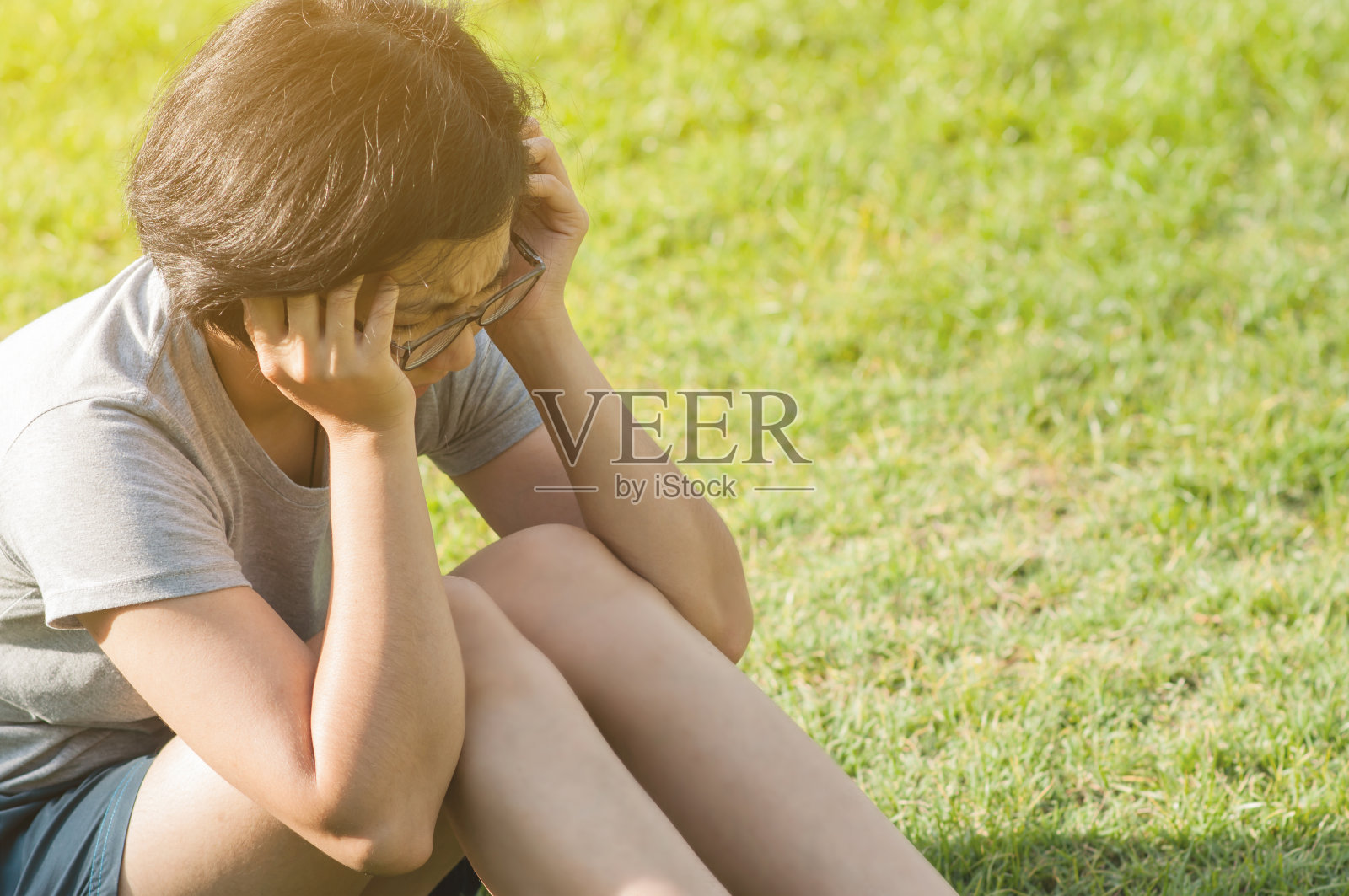 疲惫，紧张的疾病和疲惫的概念。照片摄影图片