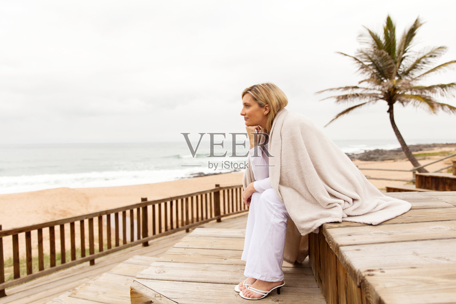 金发女人望着远方照片摄影图片