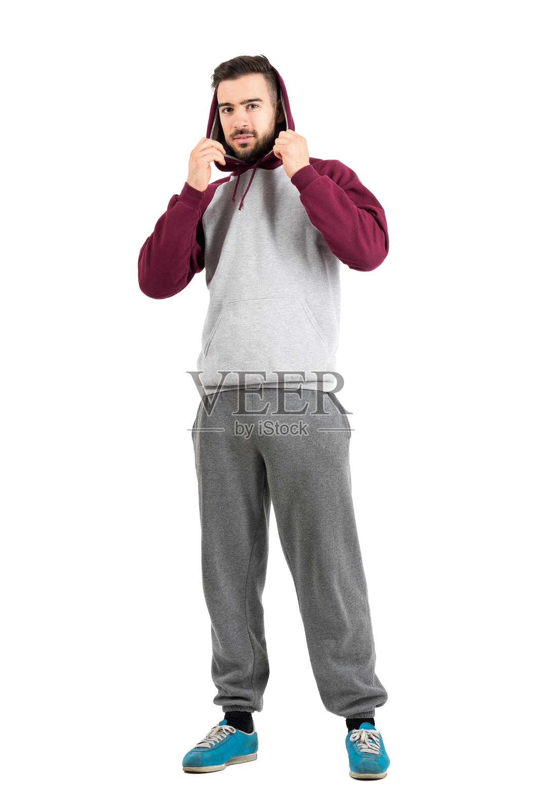 年轻的休闲男子在运动服装持有帽衫孤立的白色照片摄影图片