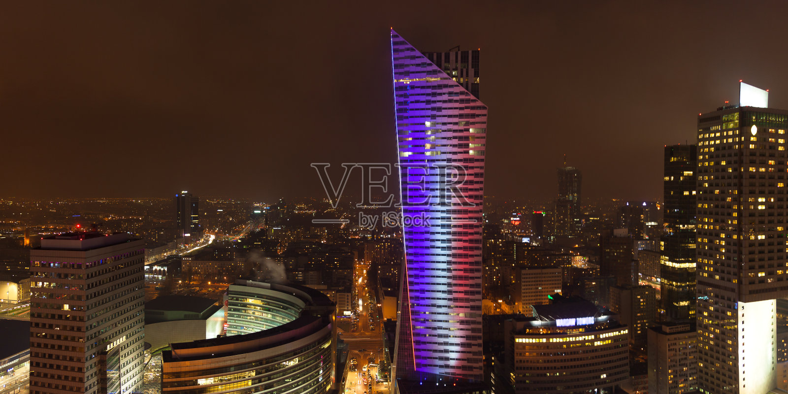 华沙市中心建筑夜景在波兰，欧洲照片摄影图片