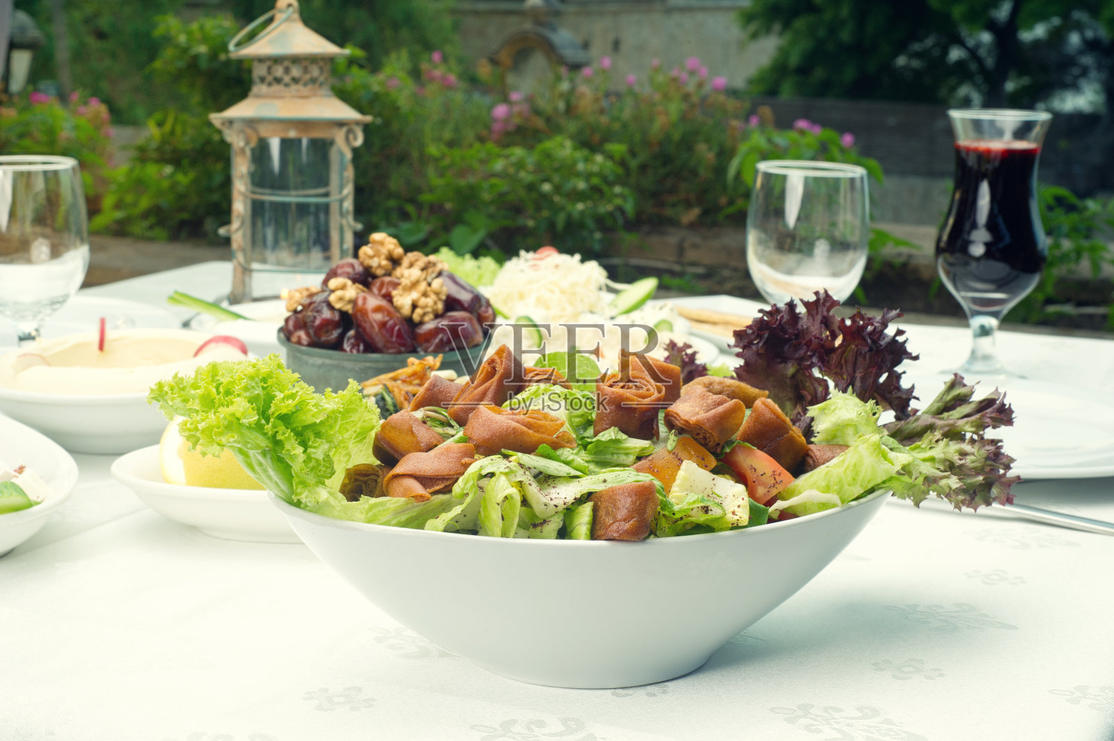 斋月期间供应的阿拉伯食物：法图什、椰枣、吉拉布照片摄影图片