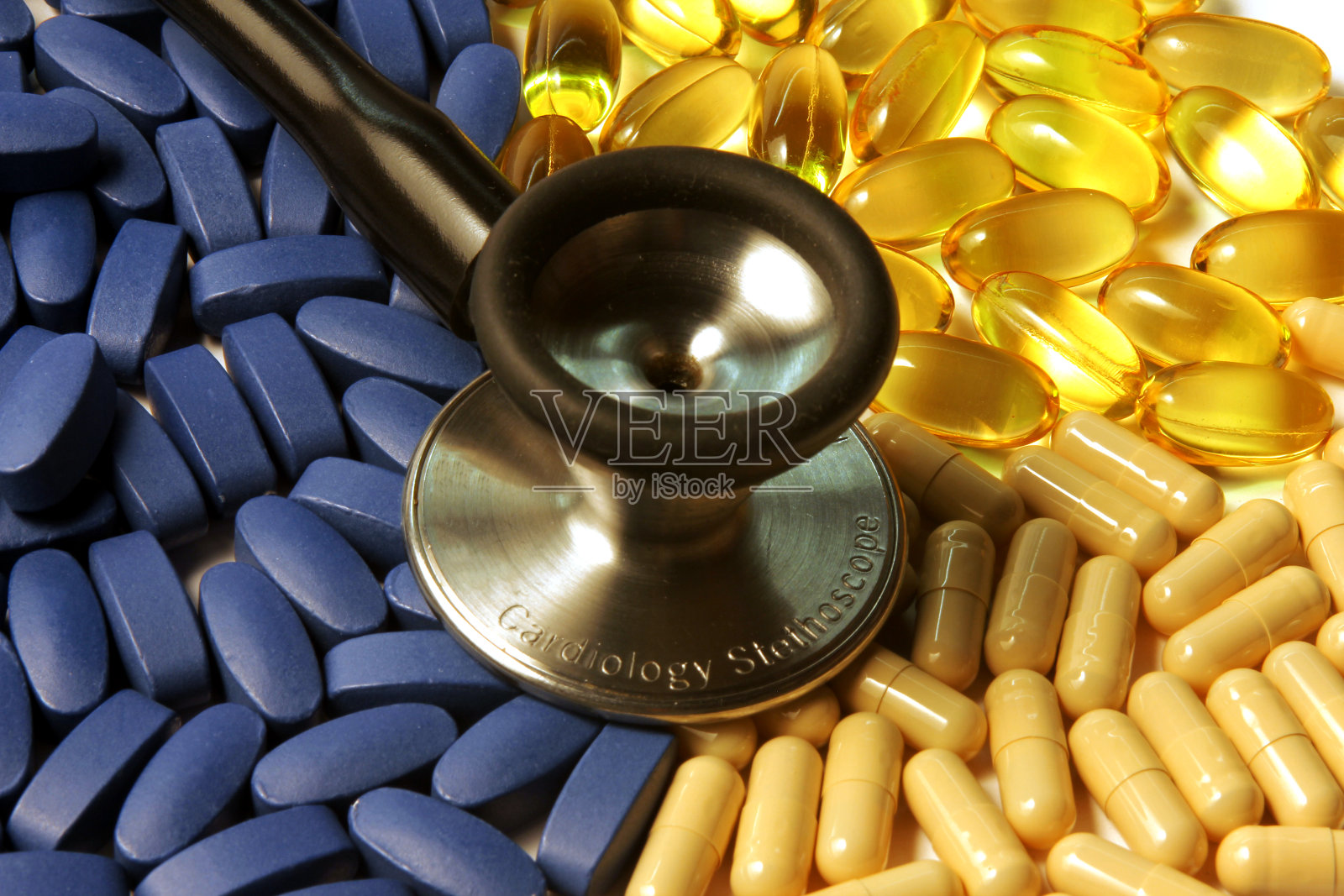 不同种类的药片和听诊器照片摄影图片