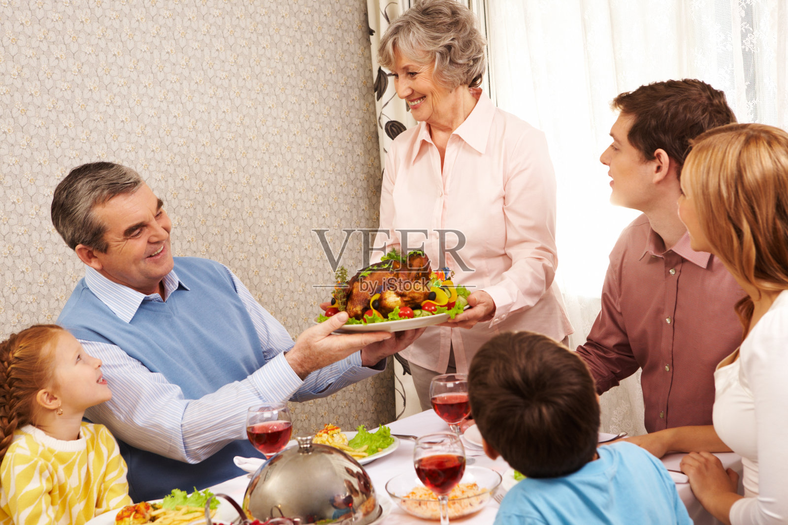家人在吃饭照片摄影图片