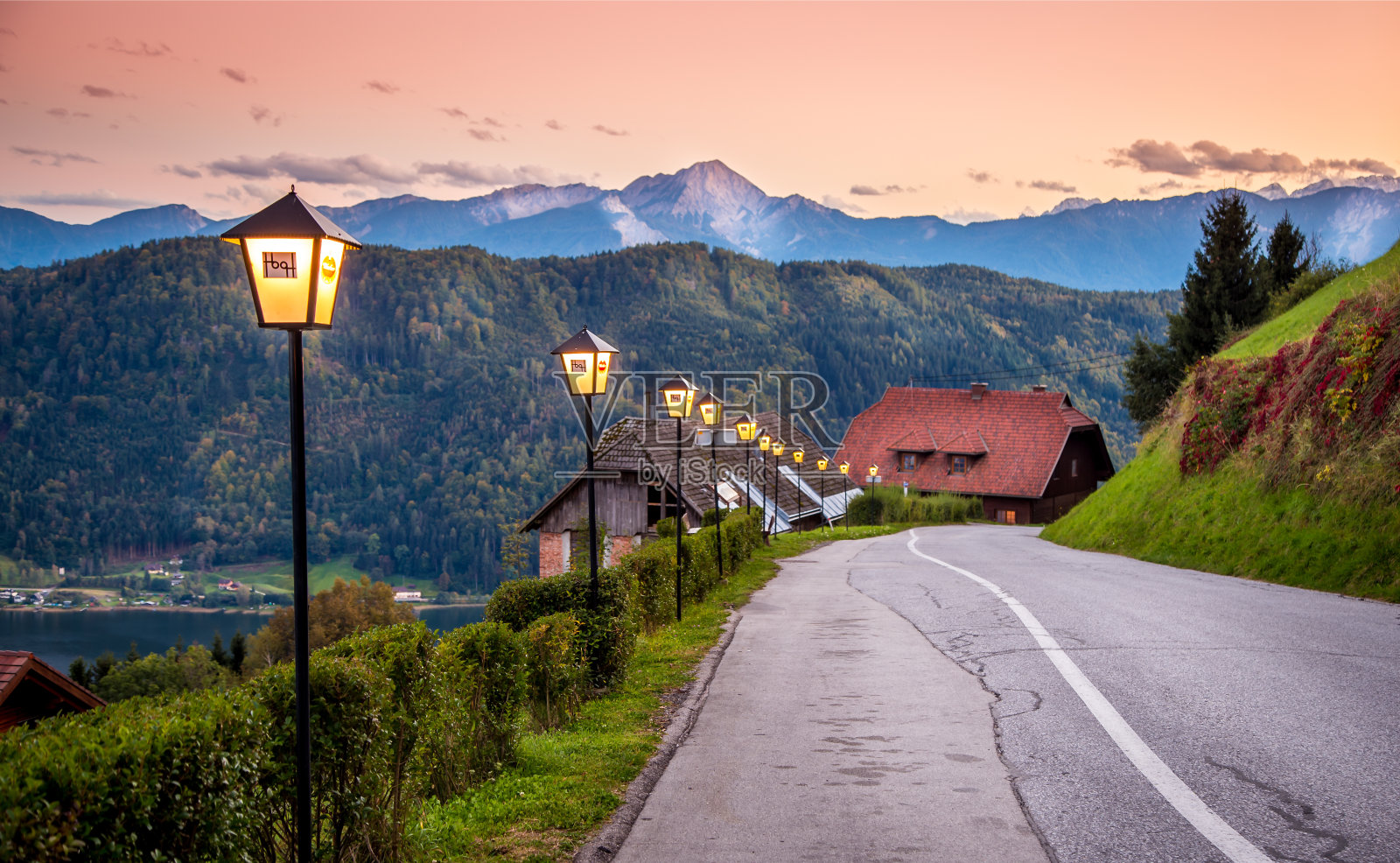 美丽的城市景观，傍晚时分照片摄影图片