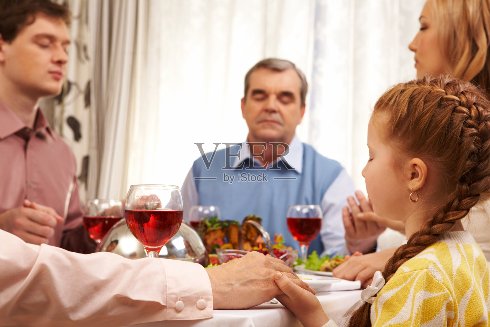 祈祷家人照片摄影图片