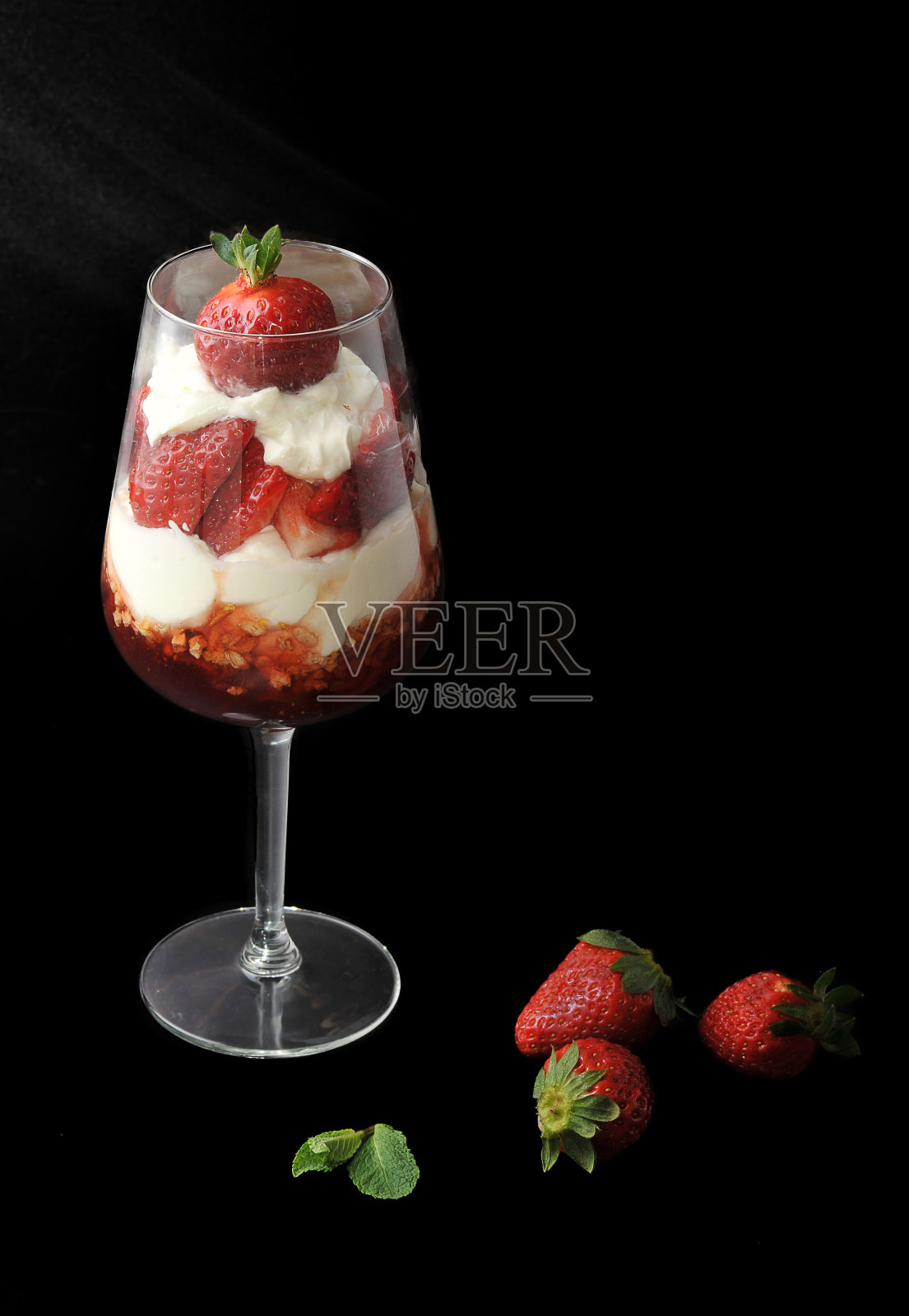 甜点草莓和奶油在香槟杯照片摄影图片