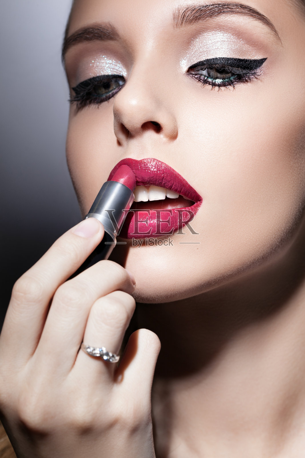 漂亮的女孩，有着丰满的红唇照片摄影图片