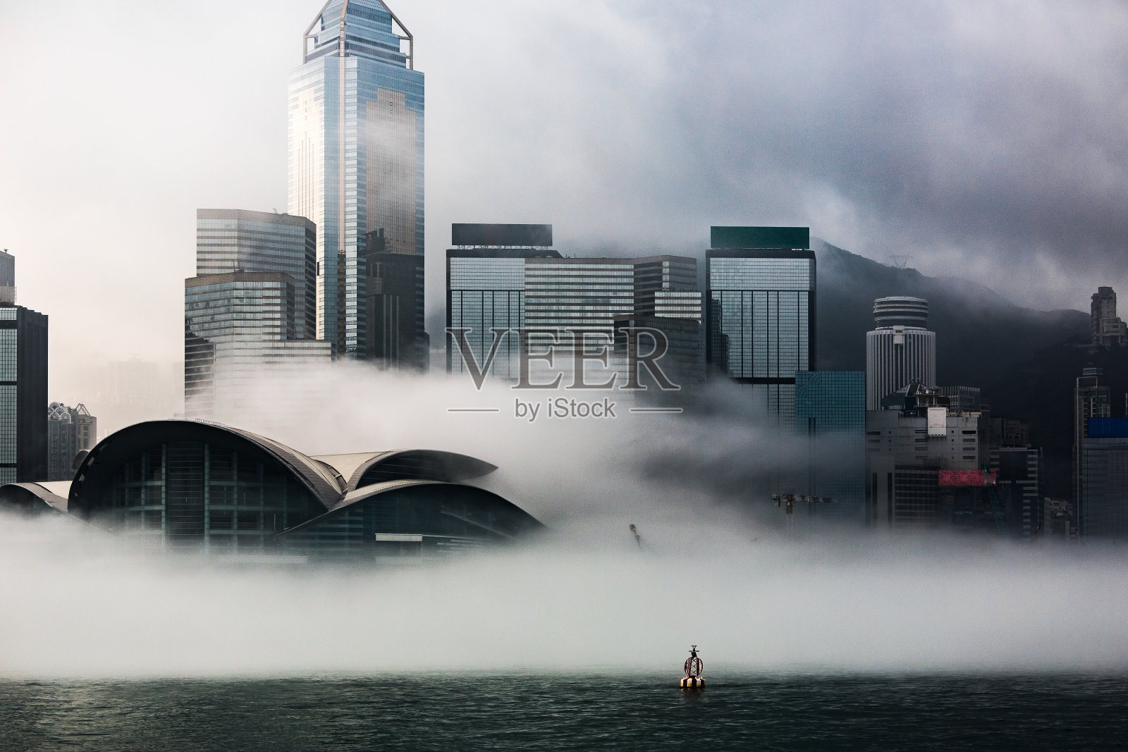 朦胧的香港海港的黑白图像照片摄影图片