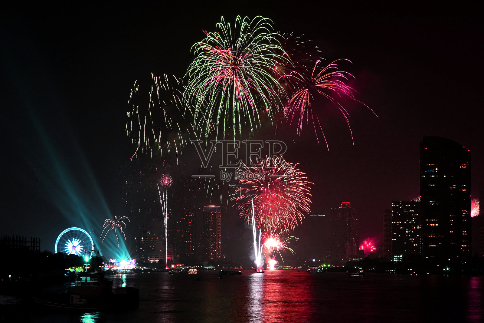 美丽多彩的烟花表演在庆祝之夜照片摄影图片