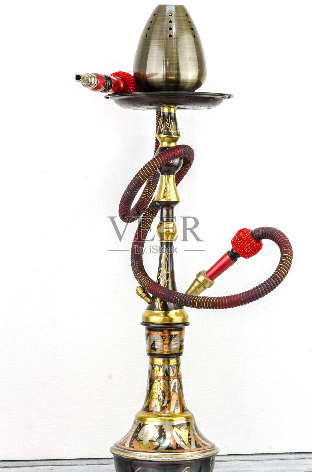 水烟或水烟站在木桌上照片摄影图片