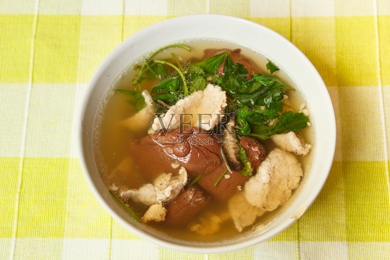 猪内脏血果冻汤(Tom Lued Moo)，照片摄影图片