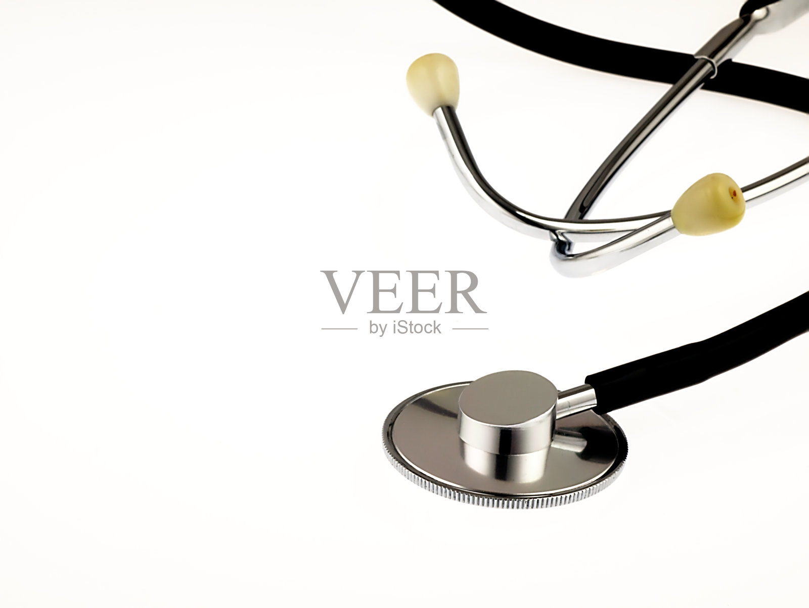 白色背景上的医用听诊器。照片摄影图片