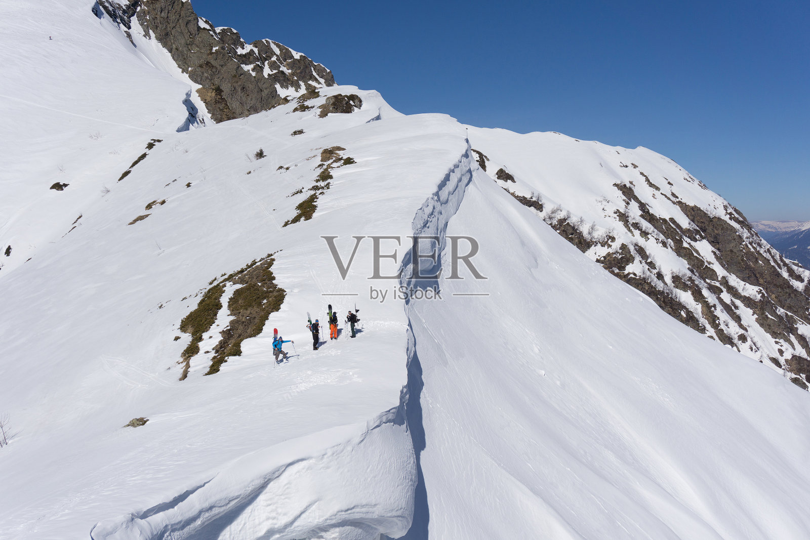 为了免费乘车上山的滑雪板运动员照片摄影图片