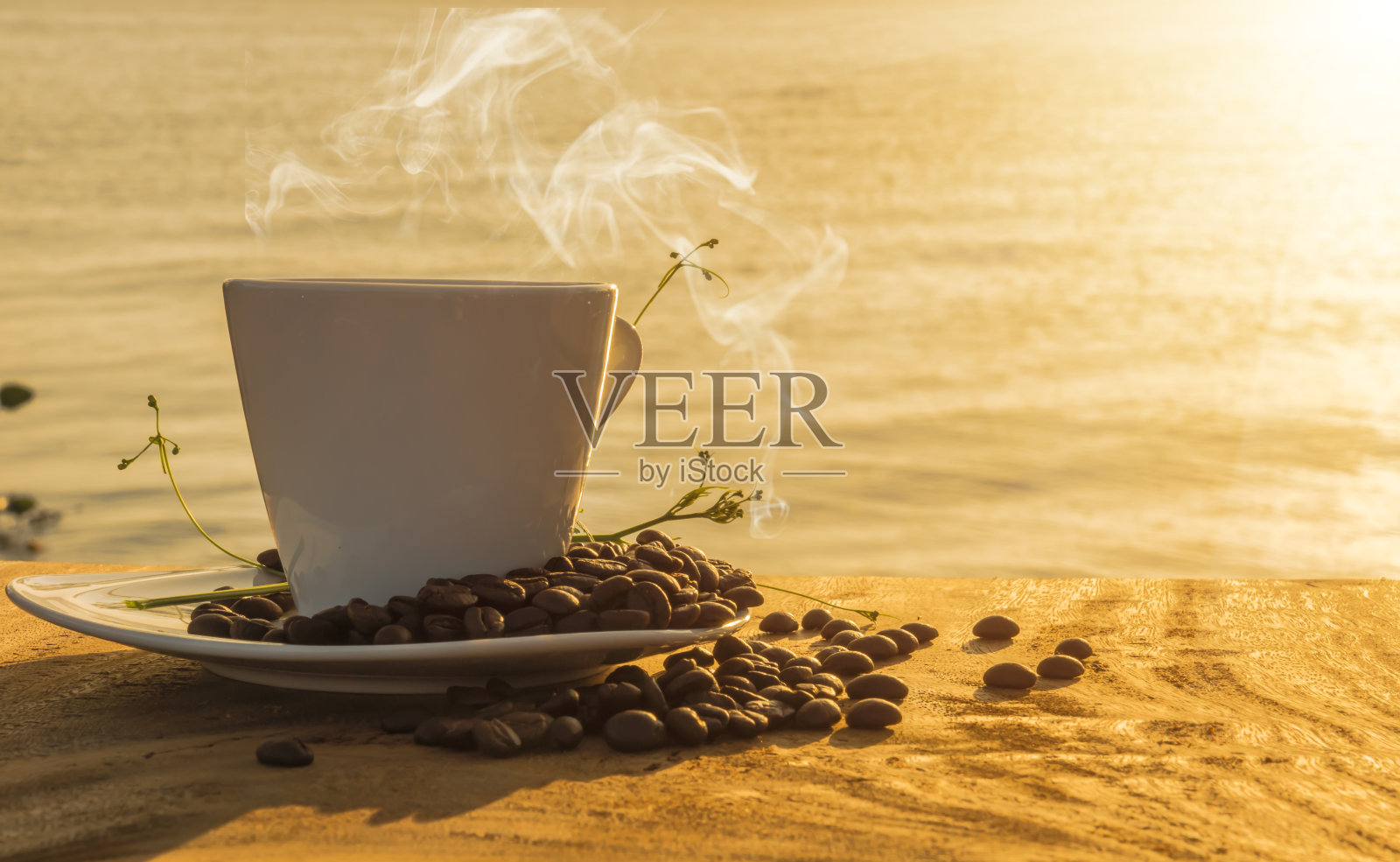 湖上早晨咖啡的剪影。照片摄影图片