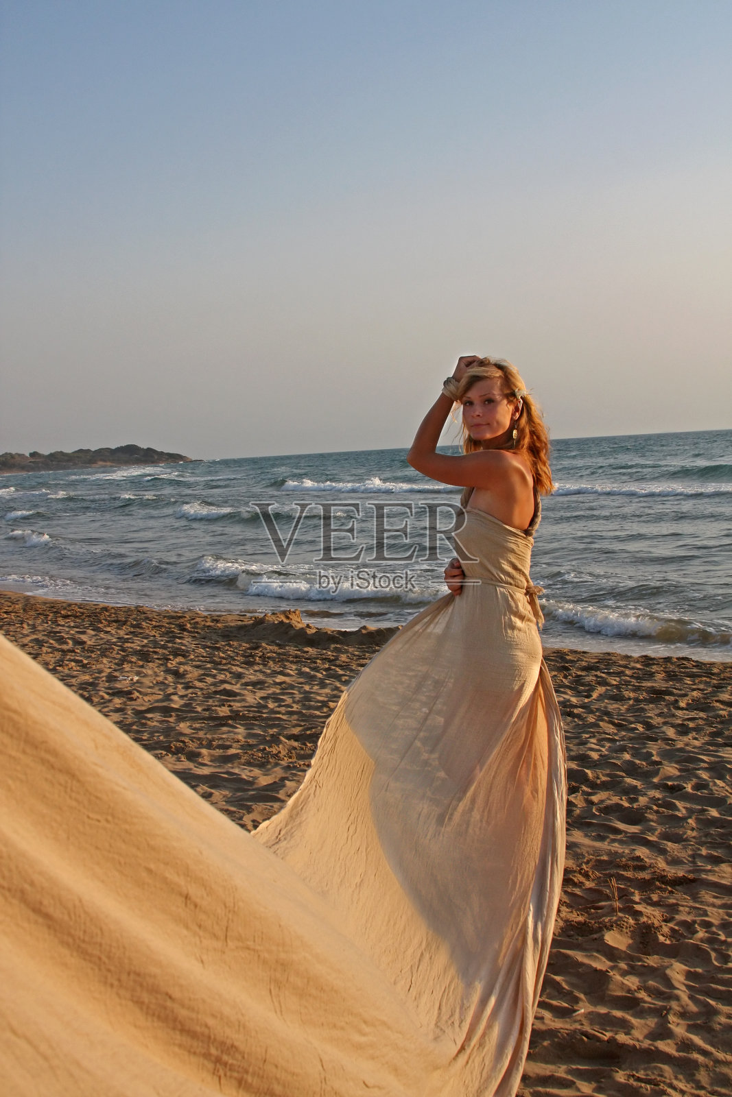 海滩上的美女照片摄影图片