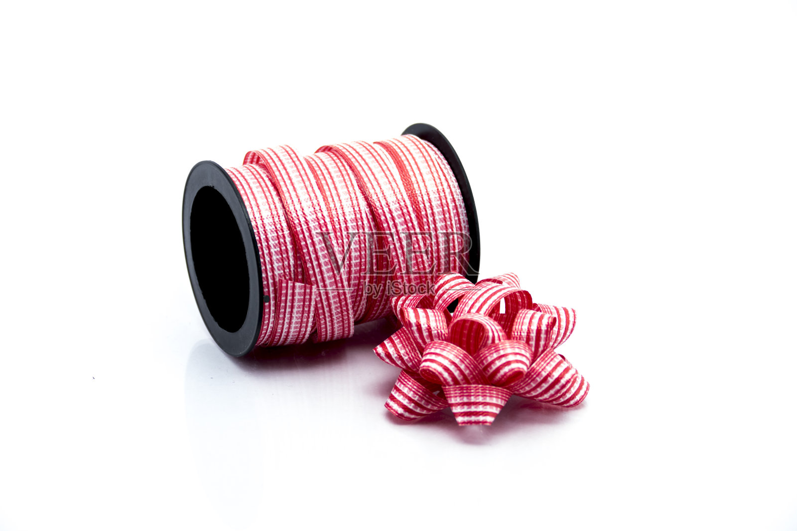 红色缎子礼品蝴蝶结。丝带。孤立在白色照片摄影图片