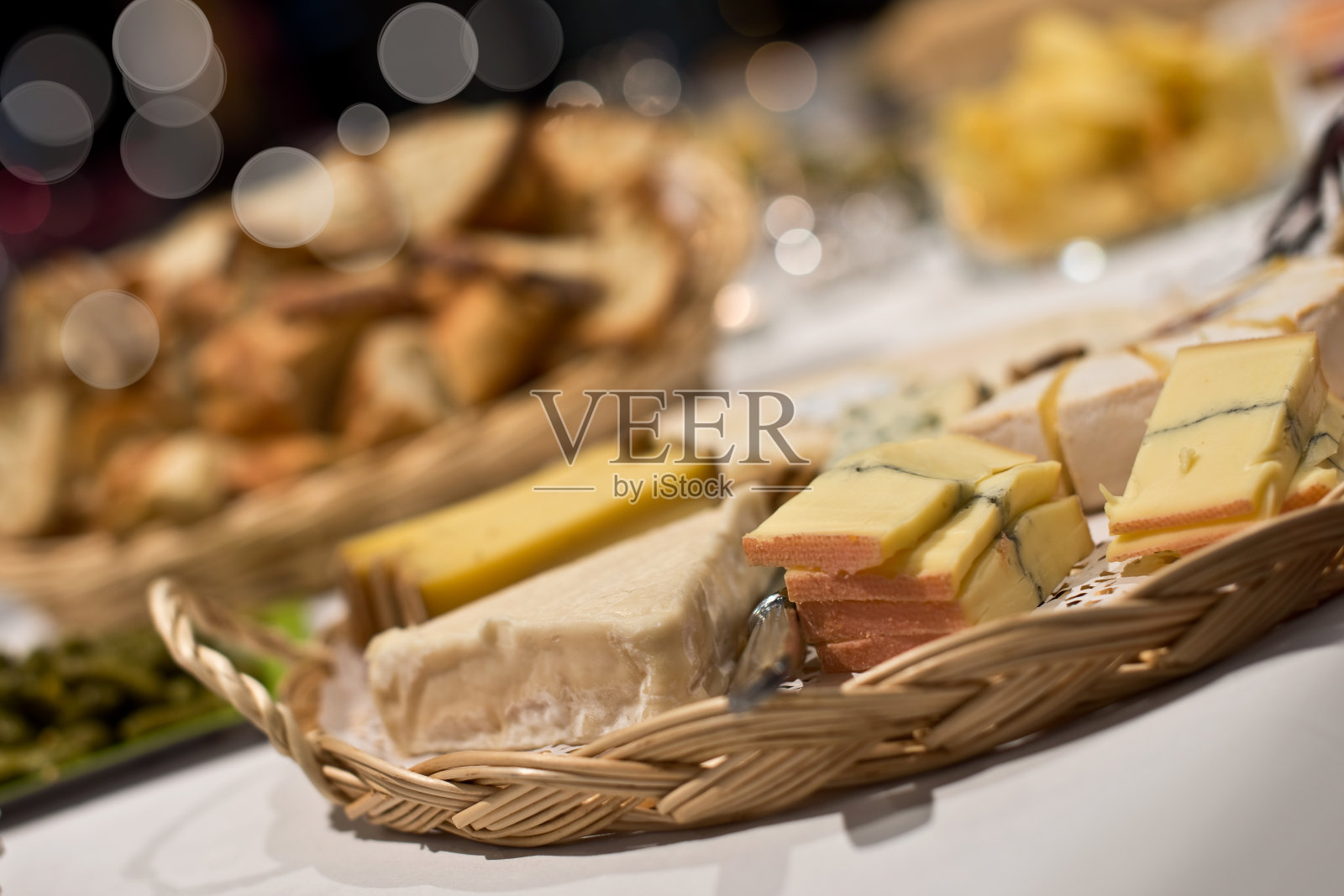 自助餐上的法式奶酪盘照片摄影图片