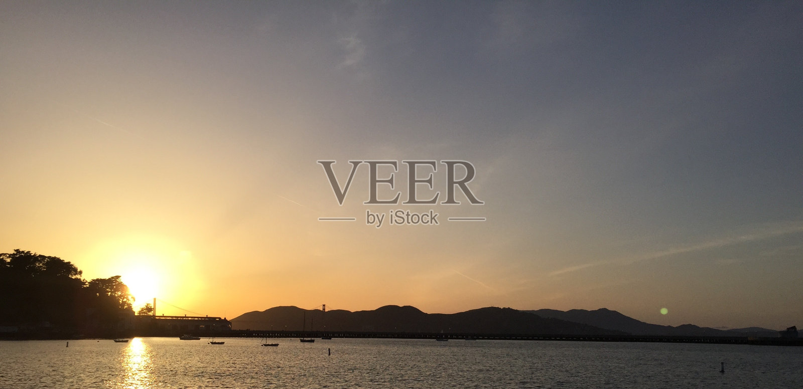 太阳和月亮在旧金山湾照片摄影图片