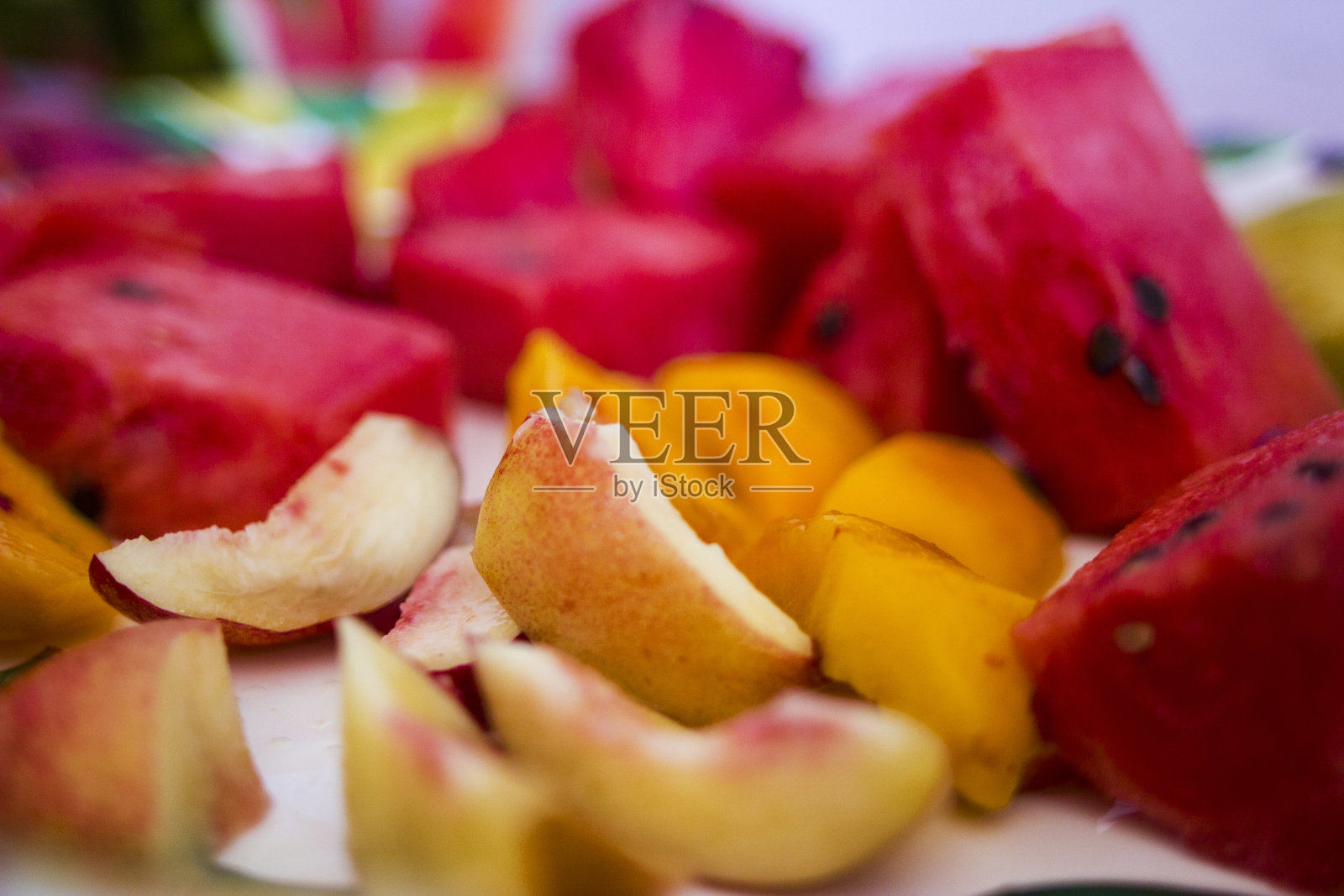 夏天的大块西瓜和桃子照片摄影图片