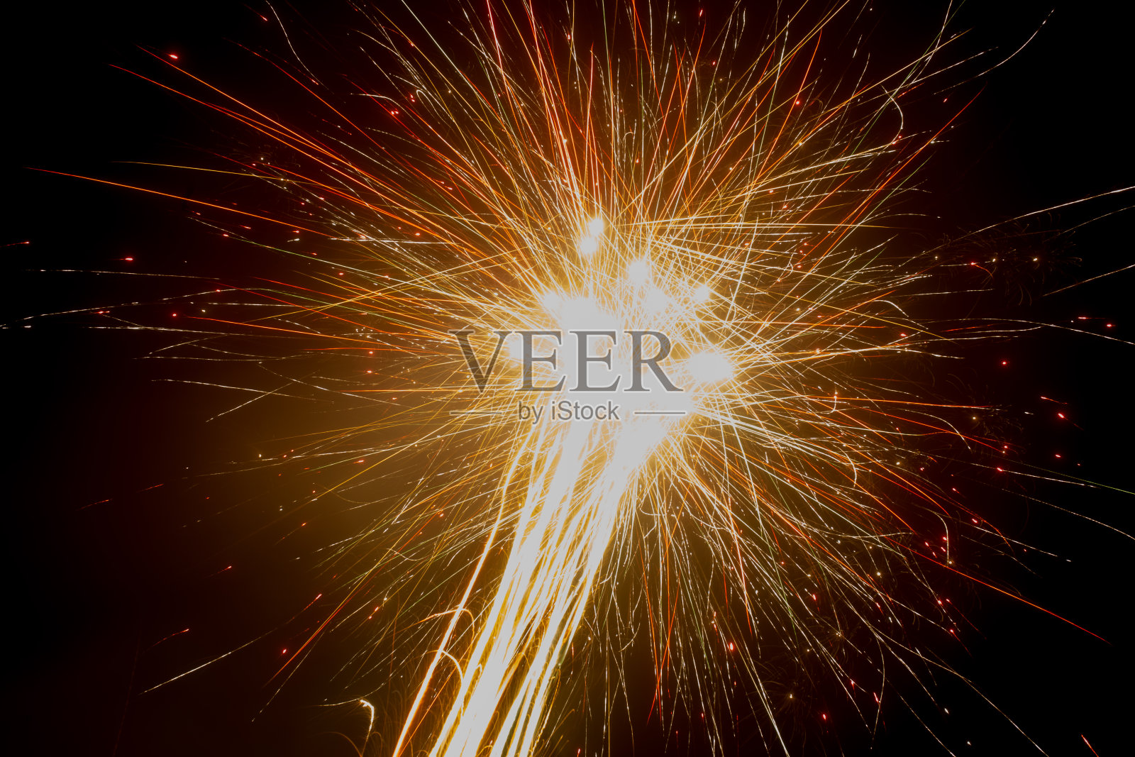 明亮的烟花在夜空的背景照片摄影图片