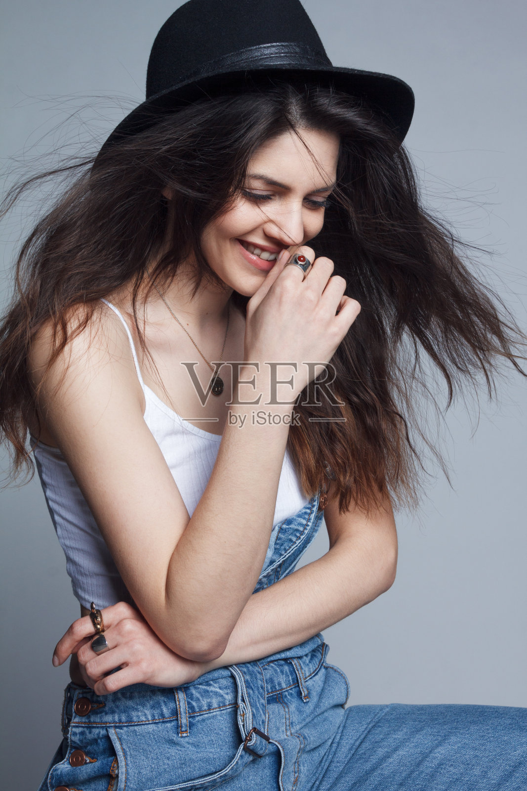 穿着牛仔裤戴着帽子的美女照片摄影图片