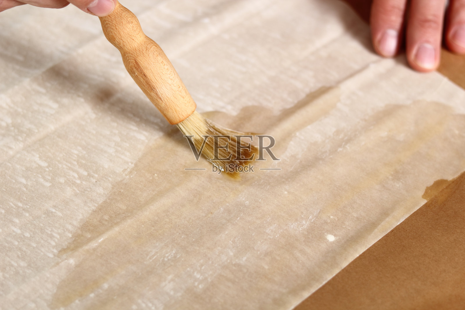 在酥皮上刷上融化的黄油照片摄影图片