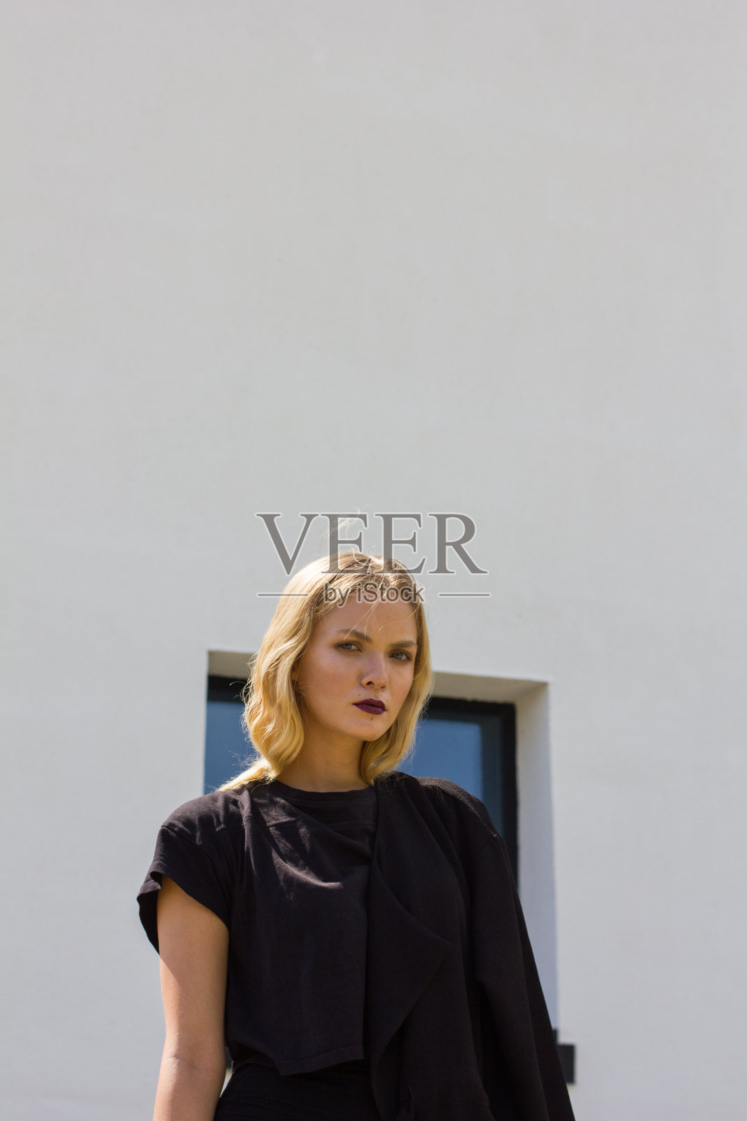 漂亮时髦的女孩在白色的建筑照片摄影图片