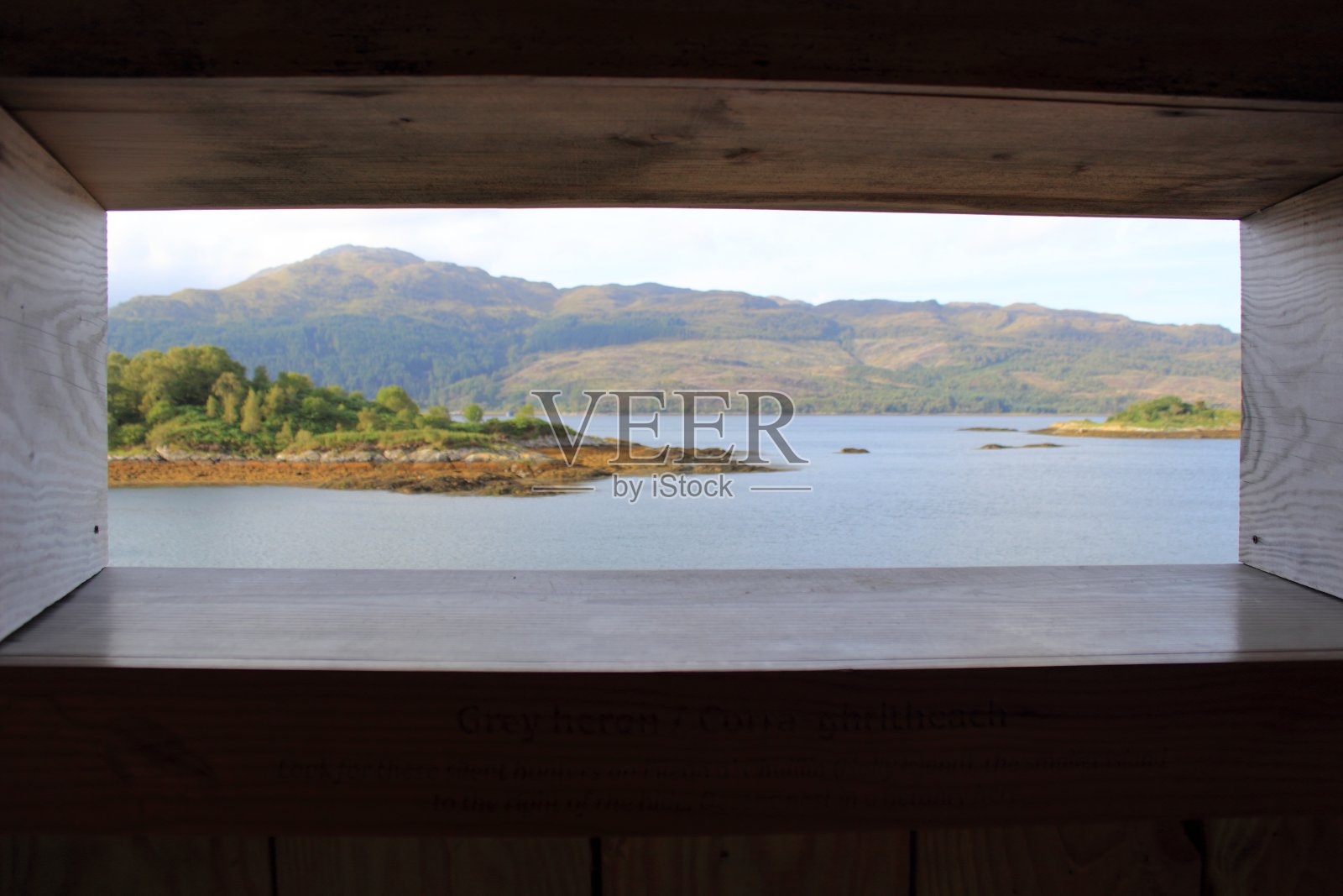 从方形窗口观赏Strontian野生动物小屋照片摄影图片