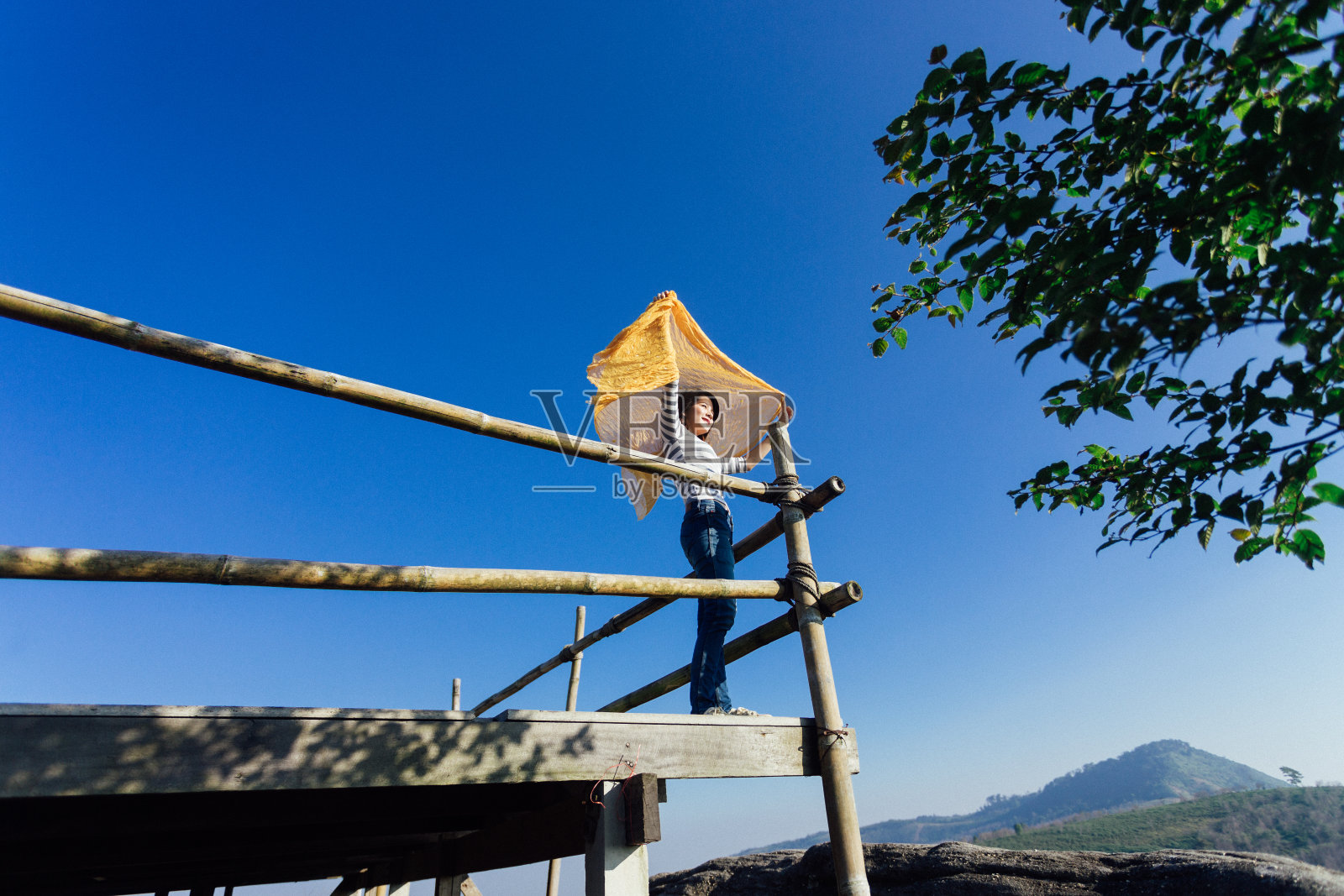 女孩在有风的早晨享受。照片摄影图片
