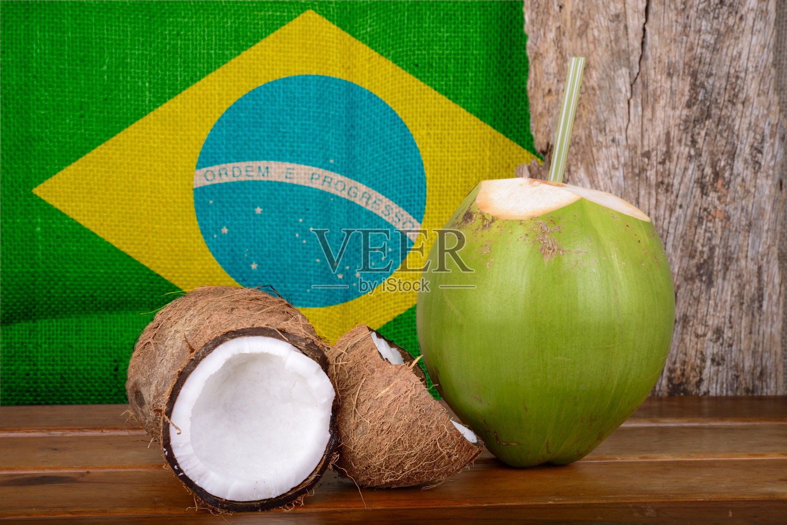 绿色和棕色椰子与巴西国旗照片摄影图片