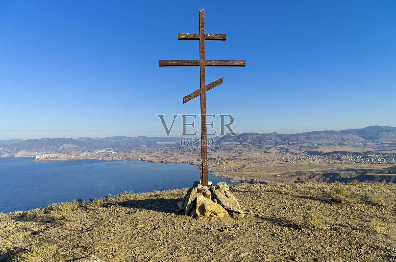 东正十字架在山顶俯瞰大海。克里米亚。照片摄影图片