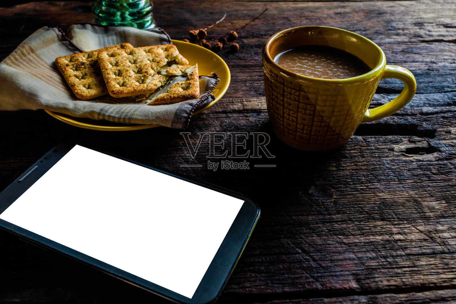 木制背景上的咖啡杯与薄脆饼干，早晨照片摄影图片