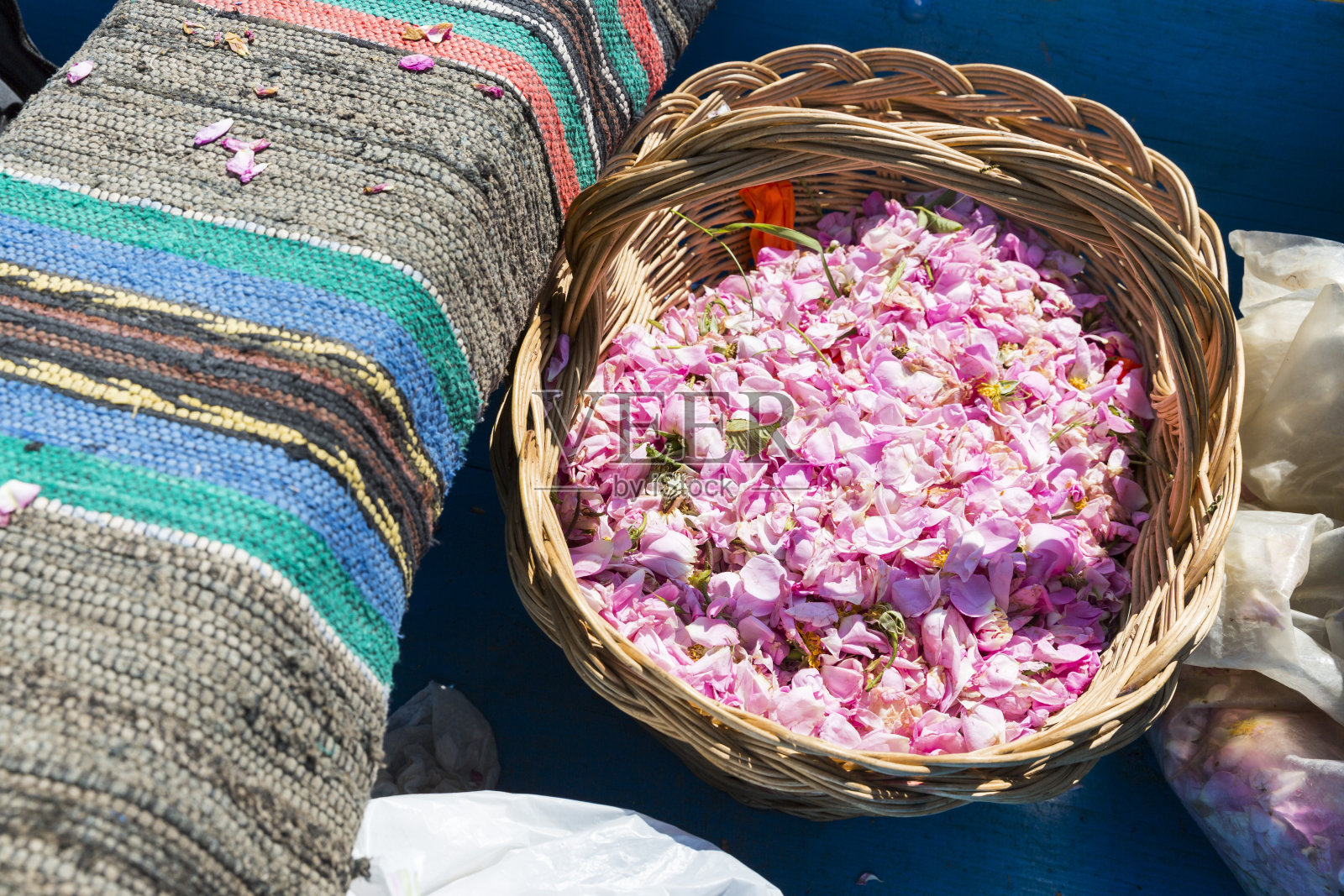 粉红色的玫瑰在篮子里开花照片摄影图片