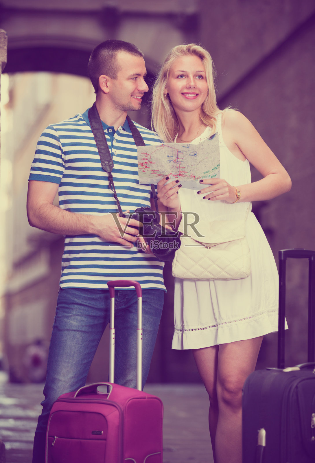 手持地图的情侣旅行者照片摄影图片