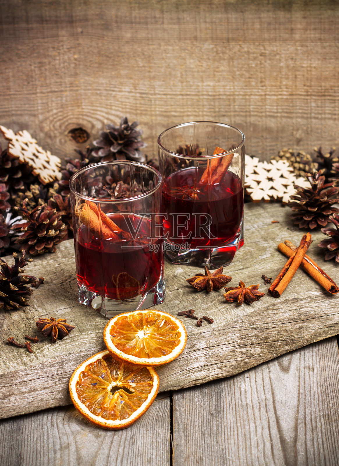 朴素的木桌上放着圣诞热红酒照片摄影图片