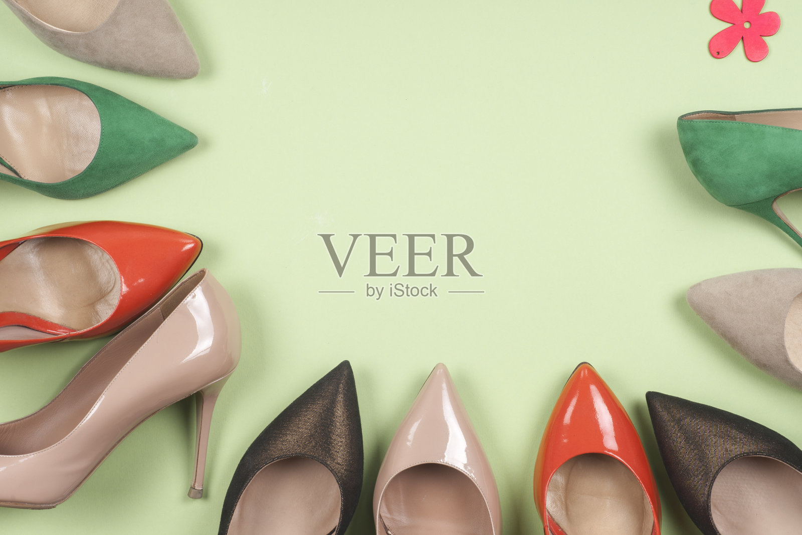 不同的鞋子在灯光背景。为文本复制空间。照片摄影图片