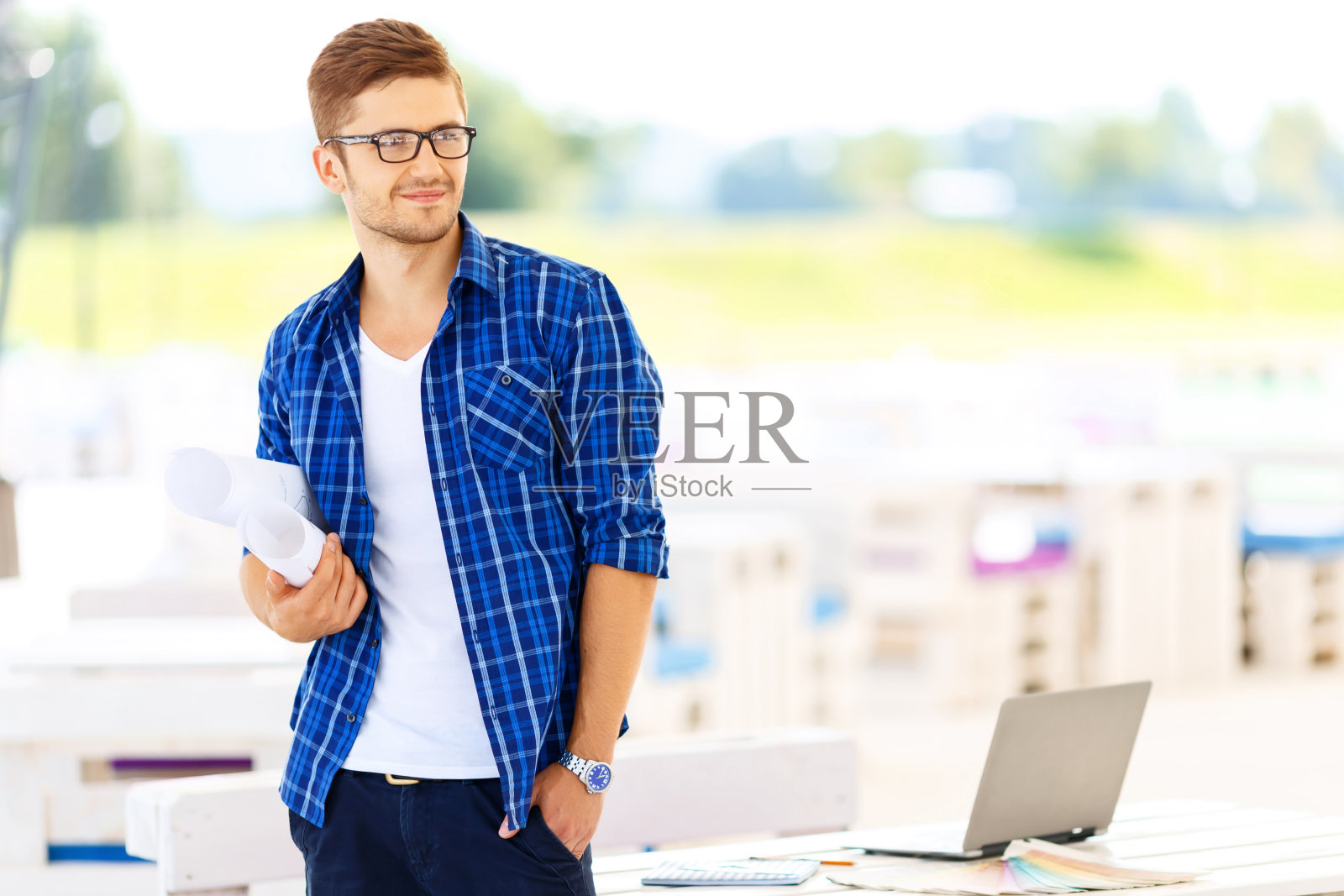 站在桌边的专业人士照片摄影图片