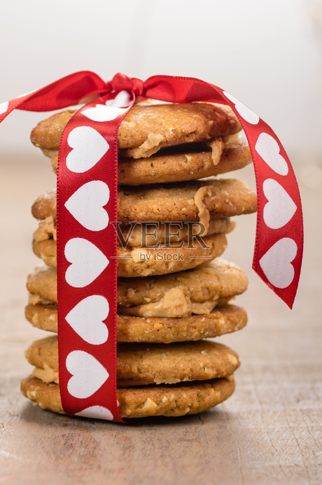 情人节的饼干，用心形丝带系起来照片摄影图片