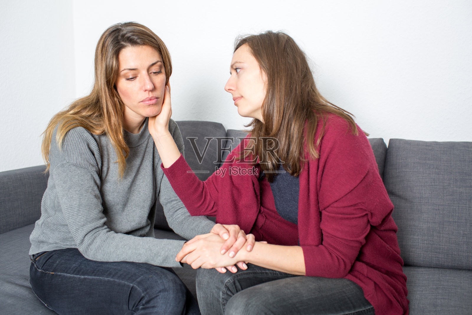 安慰朋友照片摄影图片