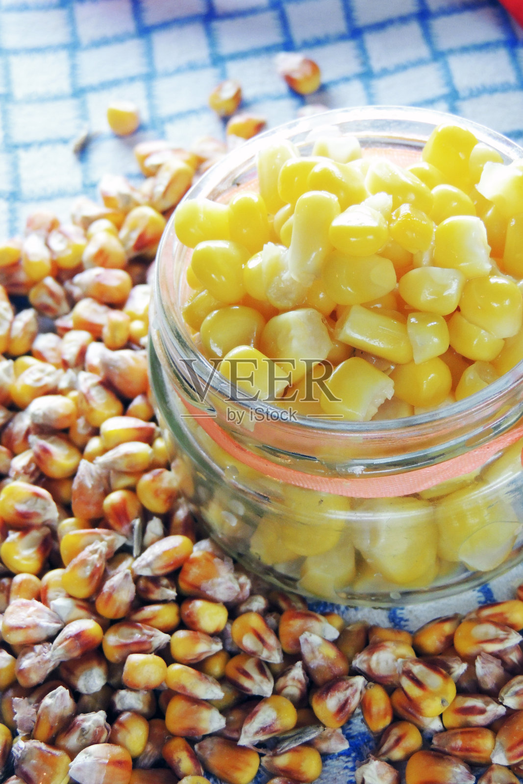 玉米罐头和湿玉米照片摄影图片