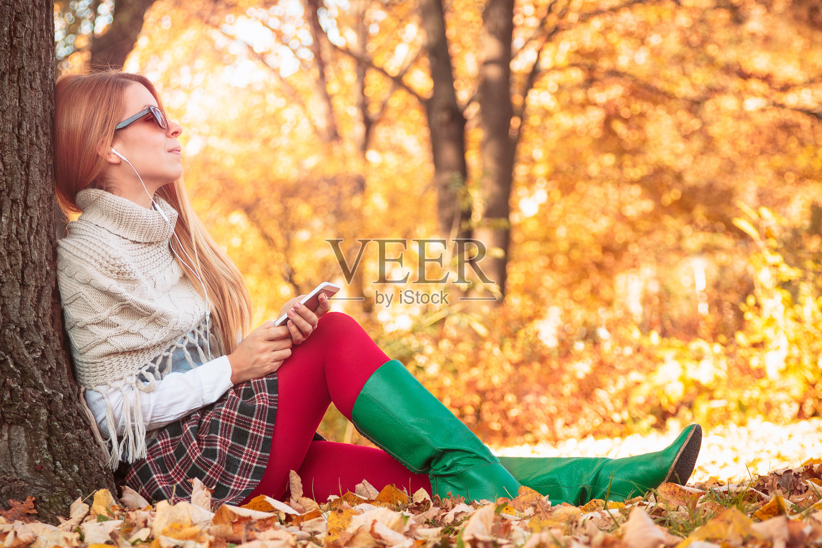 年轻女子在户外使用智能手机照片摄影图片