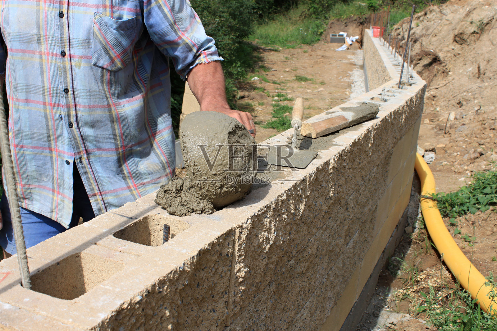 瓦工砌墙照片摄影图片