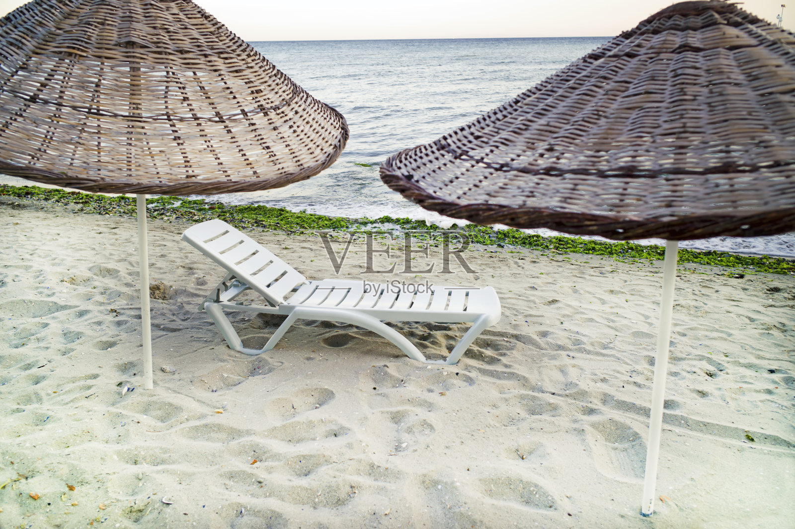 海边的雨伞照片摄影图片