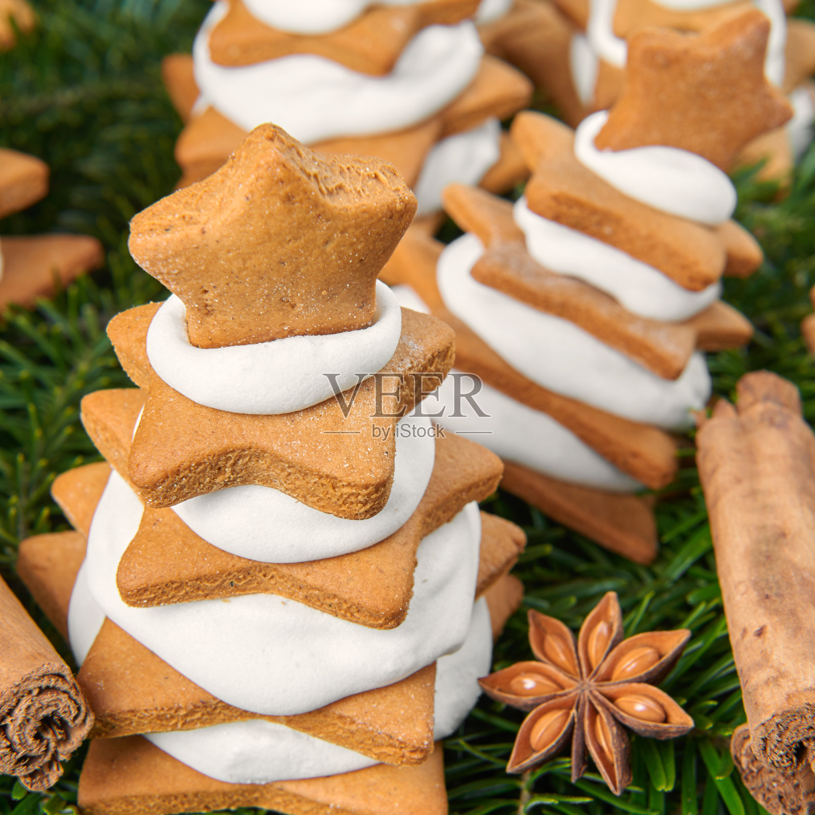 用姜饼和皇家糖霜做成的圣诞树照片摄影图片